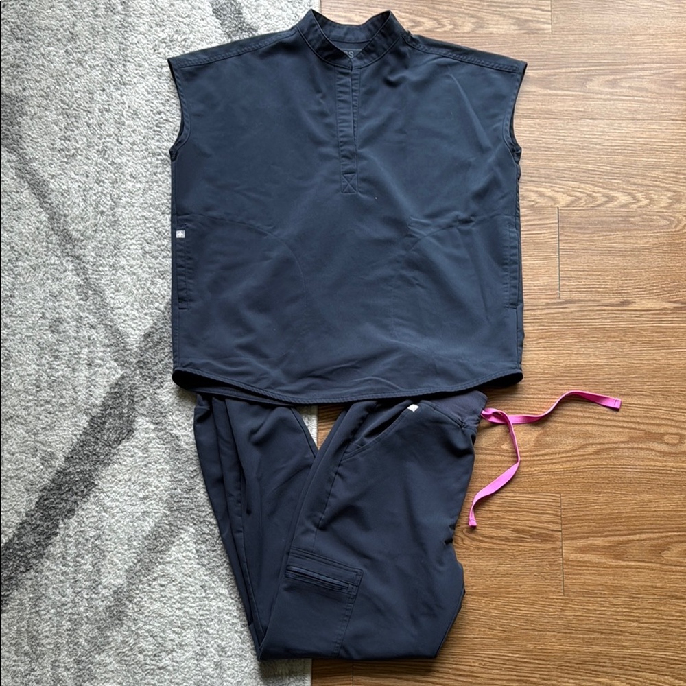 FIGS scrub set